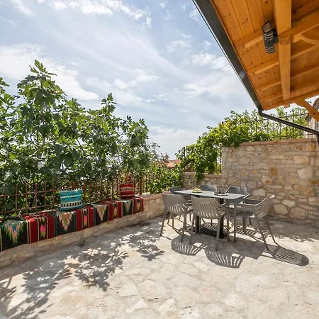 Leon - Old - 6 People Villa