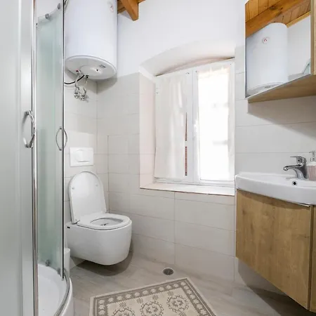 Leon - Old - 6 People Qeparo