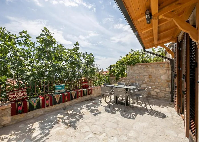 Leon - Old - 6 People Villa